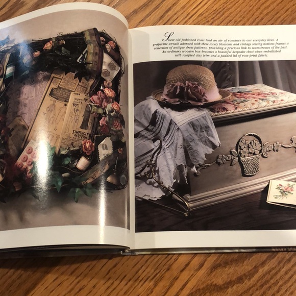 Romance of Paula Vaughan crafters book 📕 - Picture 4 of 7